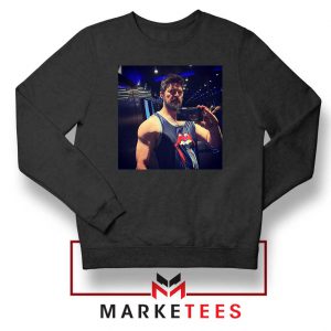 Karl Urban body Poster Black Sweatshirt